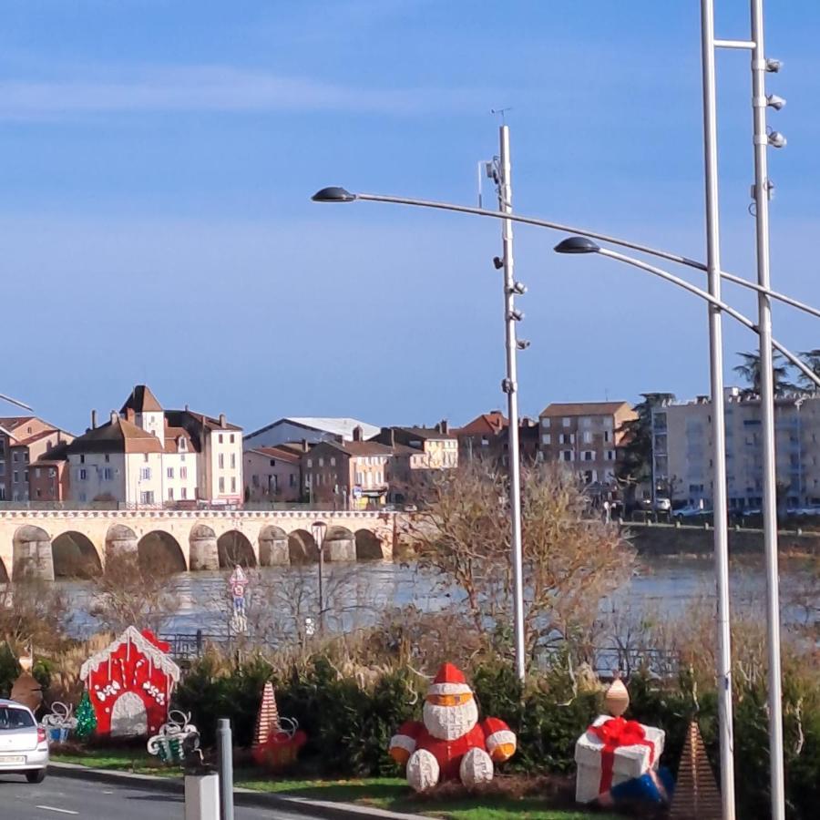 Center Macon Charmant Appartement Avec Vue Sur La Saone Luaran gambar